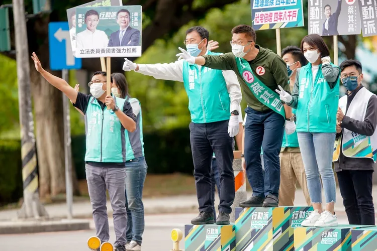 蔡其昌說自己用雙手雙腳走進街頭爭取選民的認同。蔡其昌競總提供