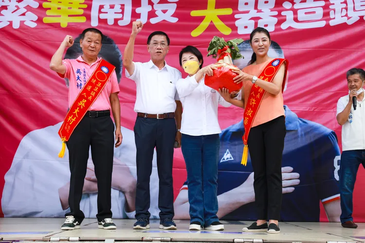 盧秀燕近日頻繁到外縣市幫同黨候選人站台，引發外界認為她想為2024選總統鋪路。盧秀燕競總提供
