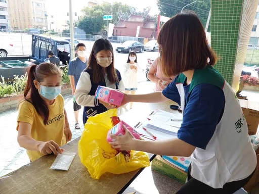 貼心的愛!響應國際女孩日「月經貧窮」 衛生棉大廠豪捐50箱助家扶