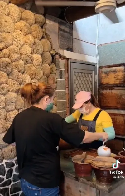 這間豆花位於澎湖傳統建築內，古色古香。