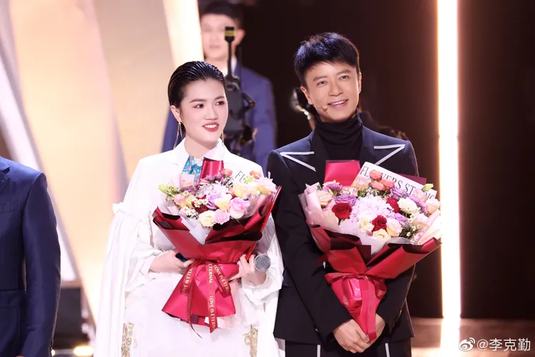 李克勤（右）隊內的梁玉瑩奪得《2022中國好聲音》總冠軍。翻攝李克勤微博