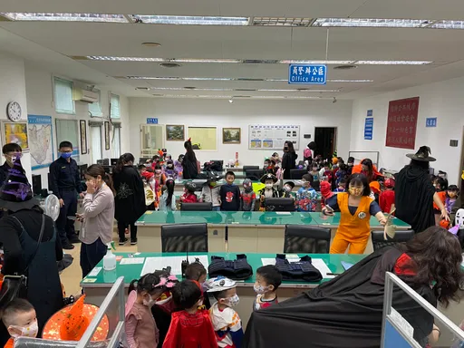 化身調皮鬼搗蛋!小學童參訪龍潭分局 警察叔叔來教學校沒說的事