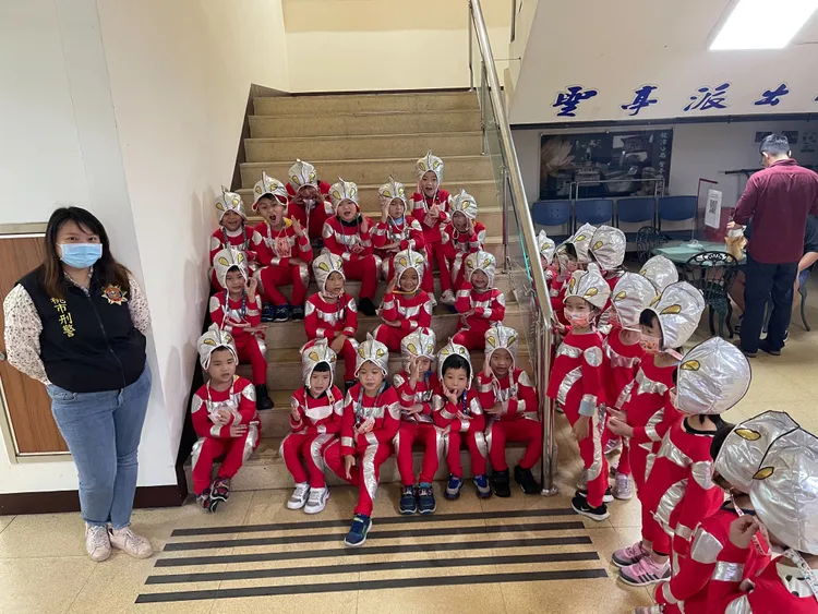 學童們近200人前往了桃園市警察局龍潭分局參訪。警方提供