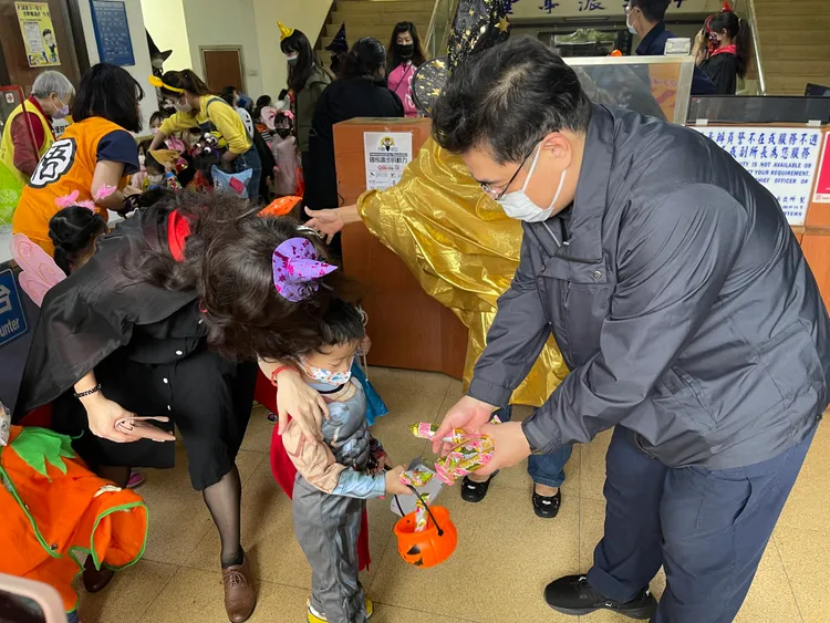 今天活動中警察叔叔們一改平常鐵漢的形象，溫柔的發送糖果給幼兒園孩童們。警方提供