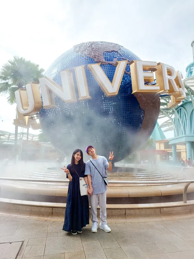 林宥嘉（右）帶丁文琪到新加坡環球影城。華研提供
