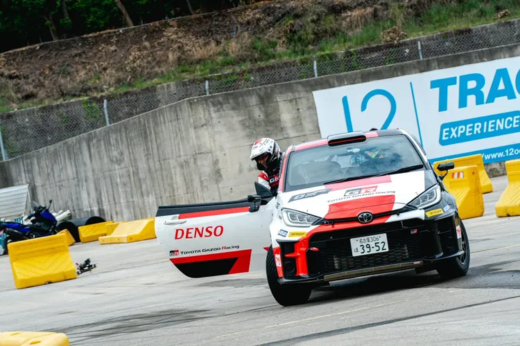 全日本拉力賽九屆冠軍車手勝田範彥，在活動最後特別表演甩尾秀，其中開門甩尾特技讓眾人驚呼連連。和泰提供