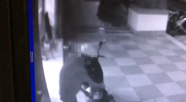 王嫌行竊得手後騎機車逃逸。讀者提供