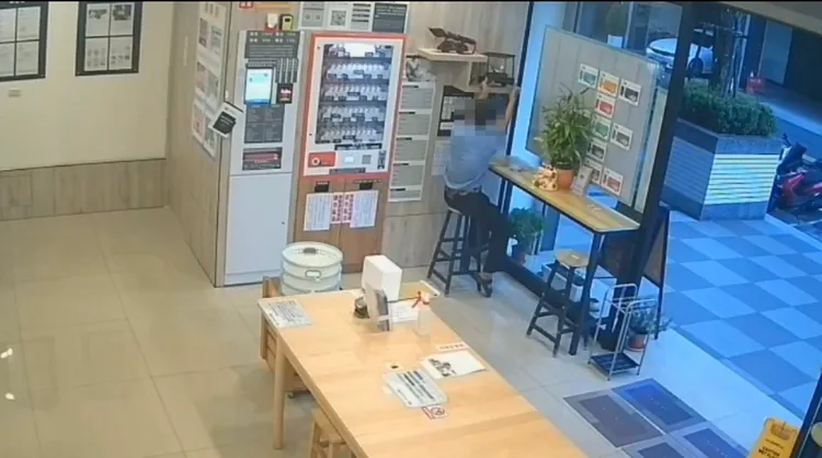 王嫌18日先徒手竊取招財物金雞內的1張百元鈔票及一旁聚寶甕內的200多元硬幣後逃逸。讀者提供