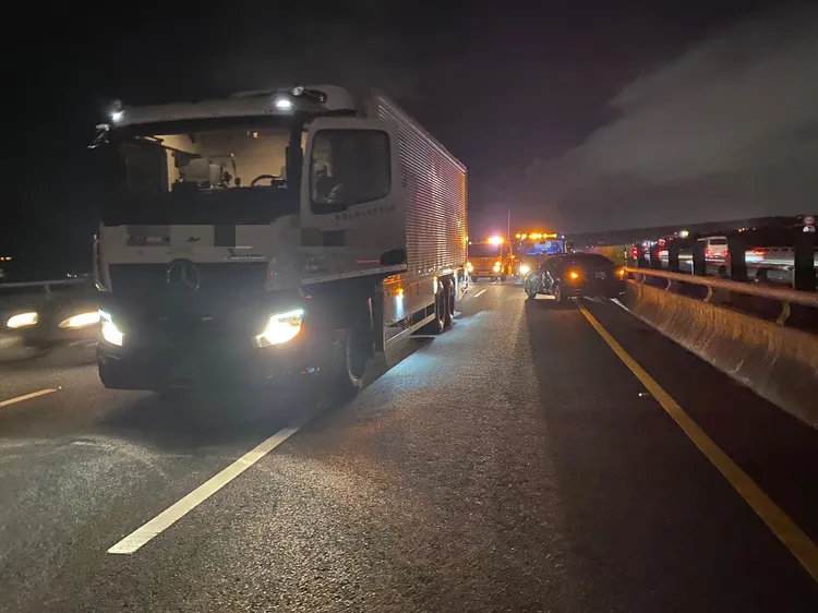 大貨車不當變換車道釀災，並被發現在車頭加裝爆閃燈，警方加開罰單。警方提供