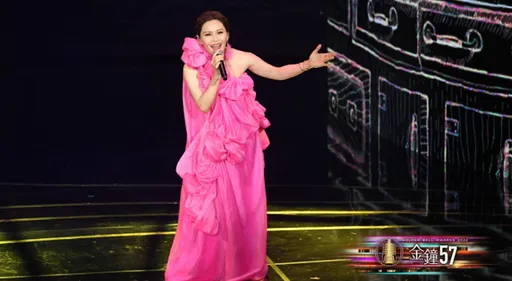 金鐘獎表演｜周蕙飆唱4語言獲好評「實力派」　被虧得罪造型師「像穿棉被」