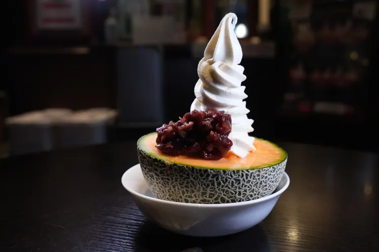 以新鮮哈密瓜盛裝的霜淇淋是店內的人氣美食。黃盈甄攝