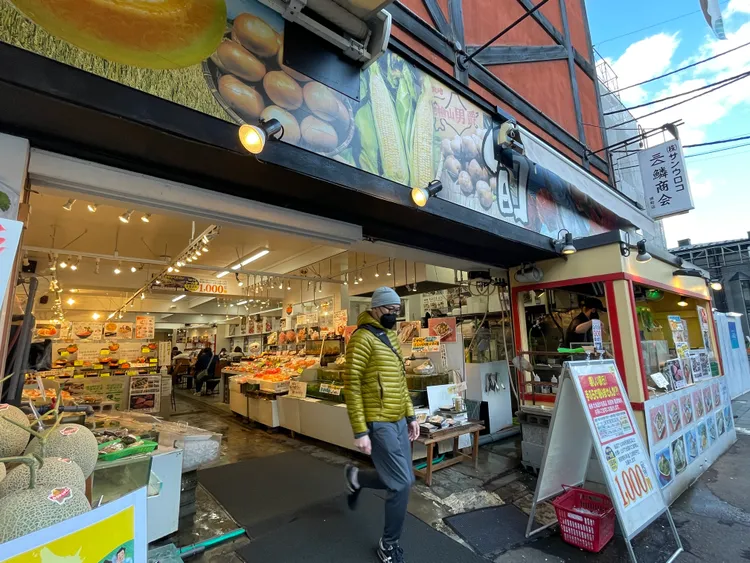 以往人潮滿滿的海鮮食堂現在顯得冷清許多。黃盈甄攝