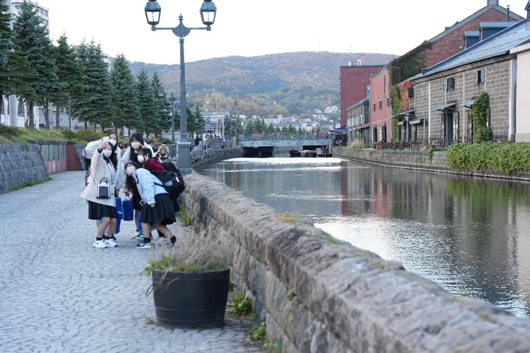 小樽街道上現在國際客變少了，大多數是來自日本當地的觀光客。黃盈甄攝