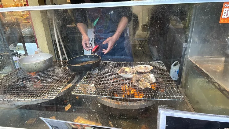 來到小樽一定不能錯過現烤的貝類海鮮。黃盈甄攝