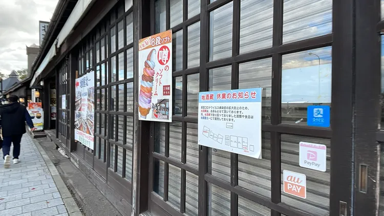 主要街道兩旁很多店家都拉下鐵門暫停營業。黃盈甄攝