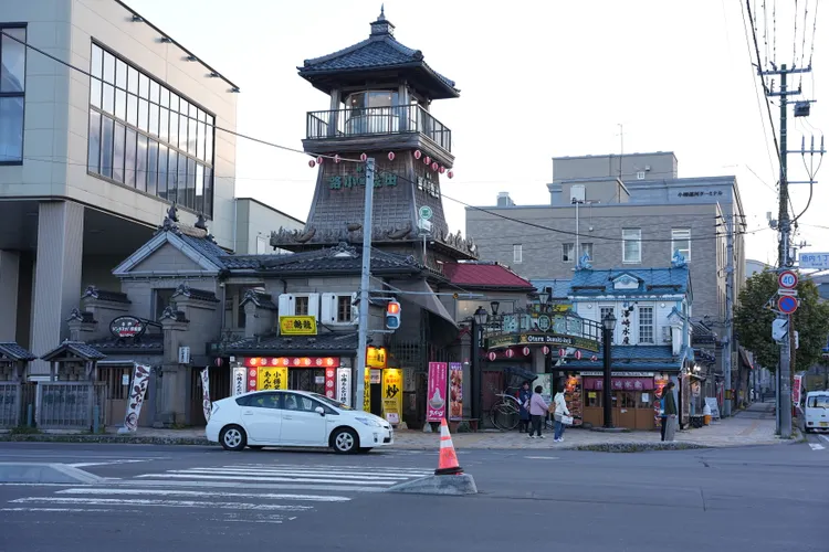 小樽運河對面人氣屋台美食街「出拔小路」，現在有許多店家都沒有營業。黃盈甄攝