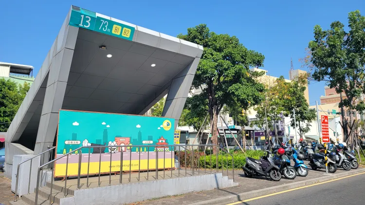 謝龍介認為，海安路地下街B1上方有3米空間，妥善規劃可停放機車，可紓解假日停車需求。劉榮輝攝