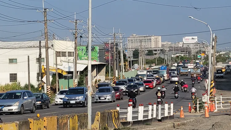 長和路進南科園區車潮大排長龍。劉榮輝攝