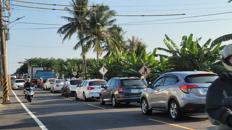 永康區仁愛街進南科園區汽機車大排長龍。劉榮輝攝