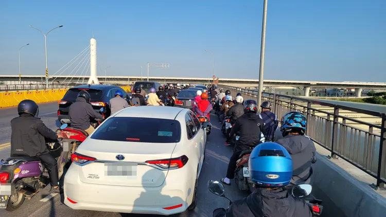 永安橋上汽機車爭道。劉榮輝攝