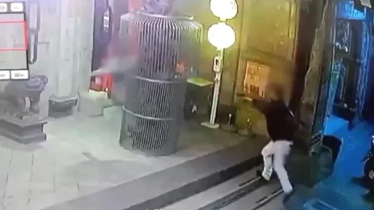 邱國隆持槍衝進青山宮對許文旭開槍。資料照片