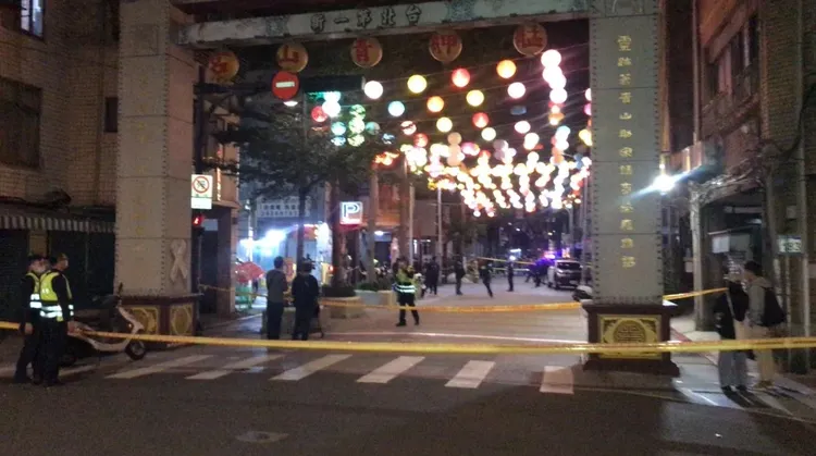 19日晚間大批警力包圍青山宮。資料照片