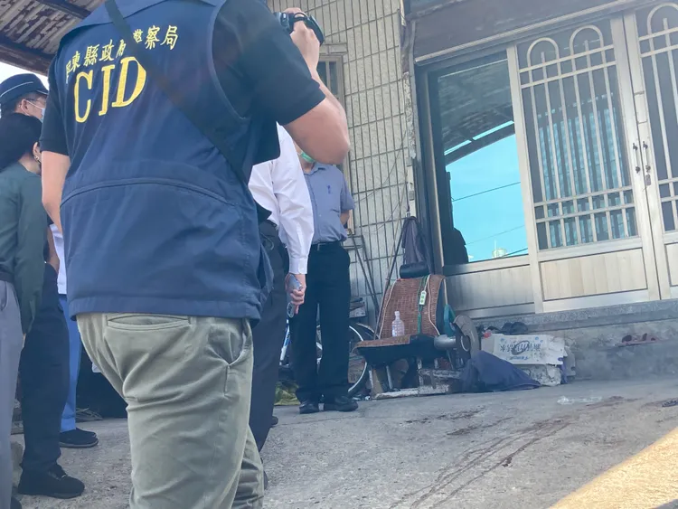 檢警會勘吳宅，吳嫌倒臥處也血跡斑斑。陳宏銘攝