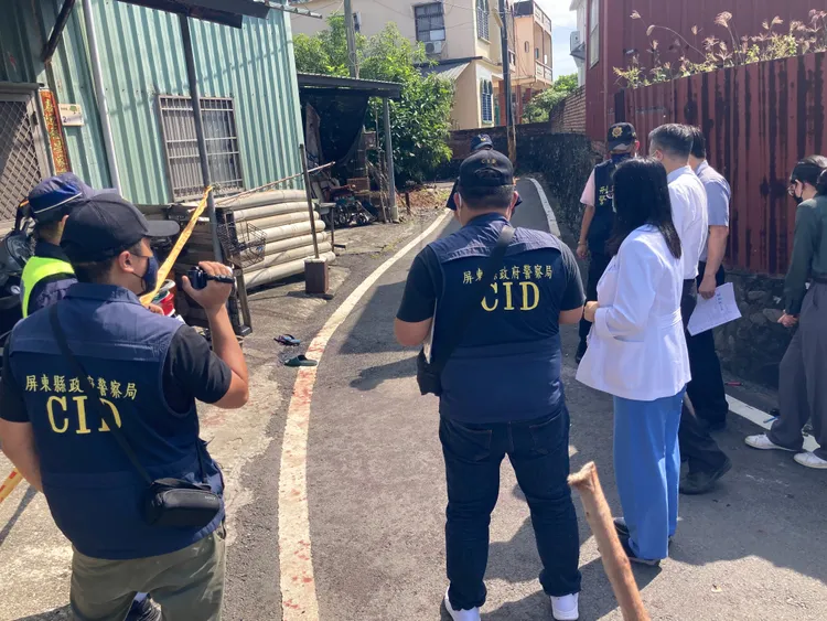 檢警會勘鍾宅現場。陳宏銘攝