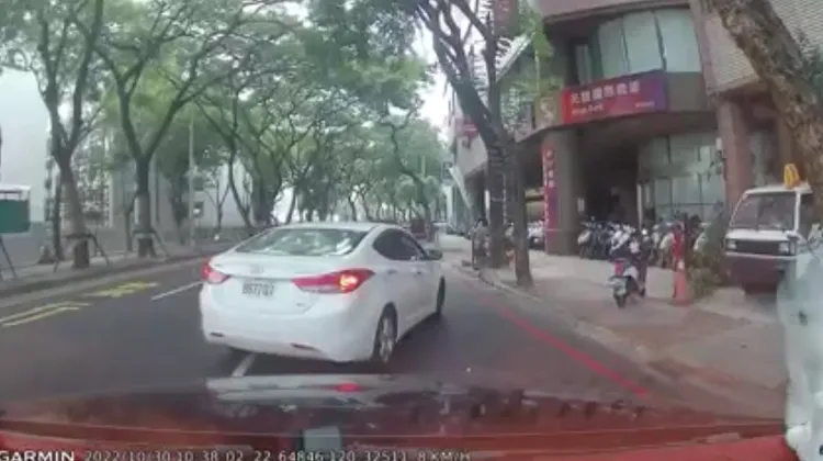 白色汽車在三民區道路上對另一輛汽車按喇叭、逼車、攔車，過程都被行車紀錄器拍下。讀者提供
