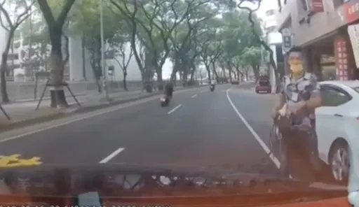 男用「奇葩物品」兇狠逼車　警察瞬間補位！現世報影片曝光