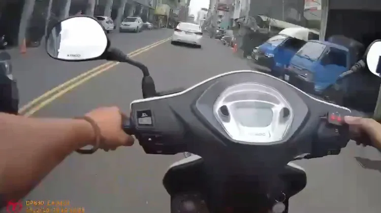 駕駛白車的男子發現警方靠近，立刻加速逃逸。讀者提供