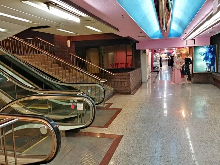 「獅子林商業大樓」如今人潮沒落空空蕩蕩。翻攝591