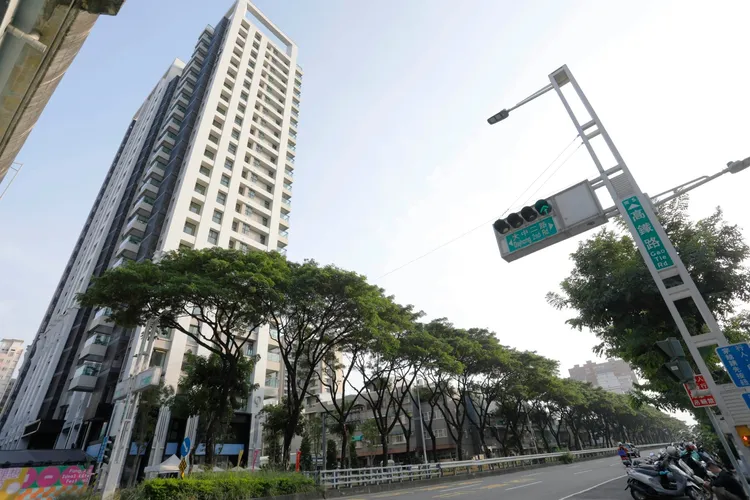 「芳崗高鐵棧」目前成交單價落在37-40萬元將改寫區段新高。葉家銘攝