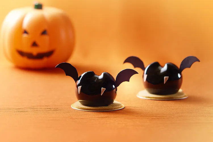 品頌坊烘焙坊的甜點也節慶感十足，圖為使用榛果與巧克力慕斯搭配酸甜口味覆盆子凍的「惡魔蝙蝠」。業者提供