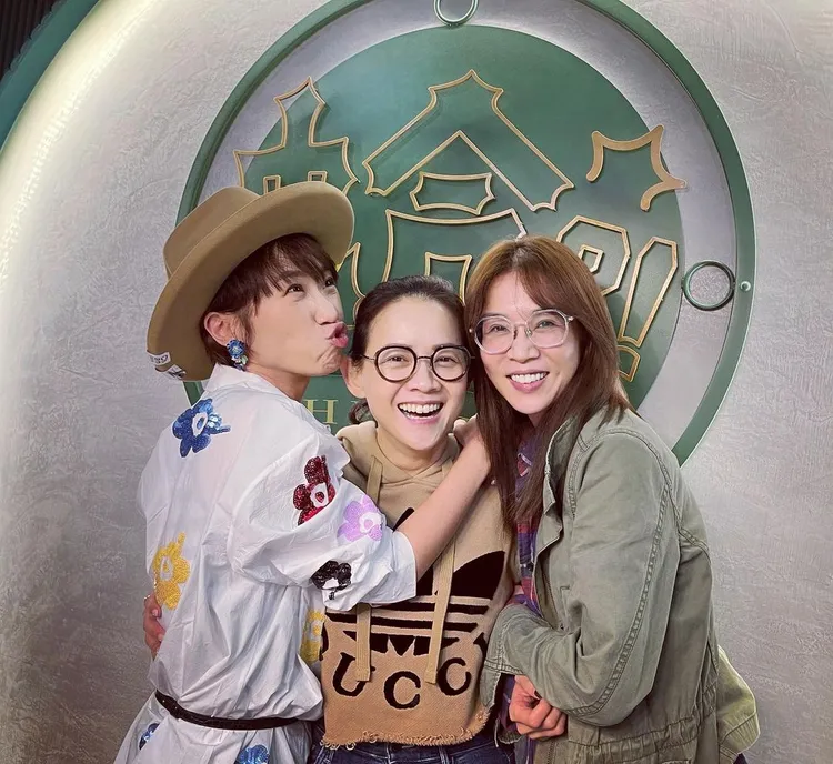 曾寶儀（中）受邀一起聚餐，和Lulu（左）、謝盈萱聊得愉快。翻攝Lulu IG