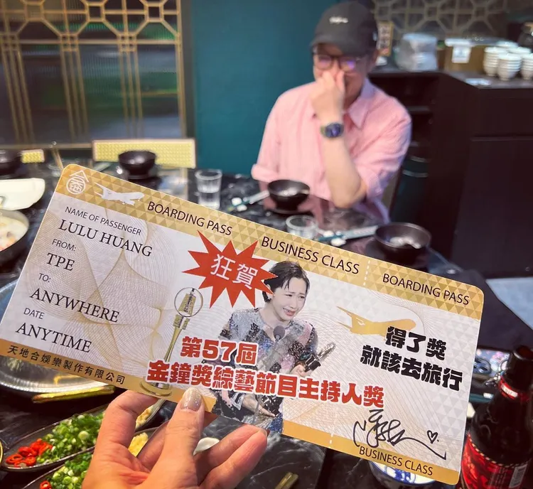 Lulu秀出老闆陳鎮川犒賞的機票。翻攝Lulu IG