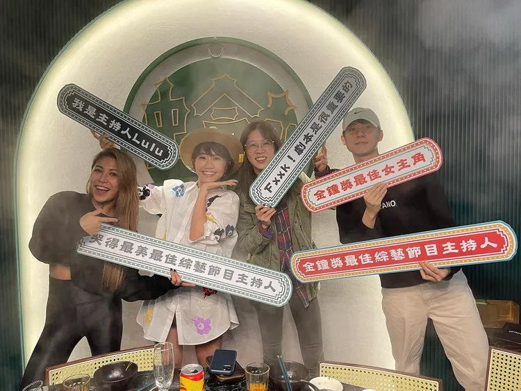 去年獲金馬獎最佳原創電影歌曲獎的艾怡良（左）也來慶功。翻攝艾怡良臉書