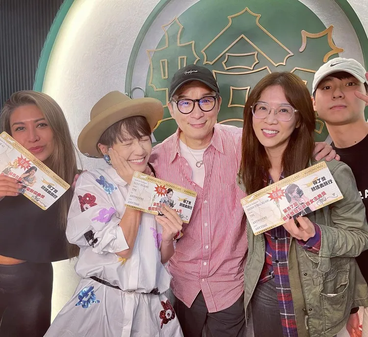 陳鎮川（中）為旗下藝人艾怡良（左起）、Lulu、謝盈萱慶功，右為彭千祐。翻攝Lulu IG