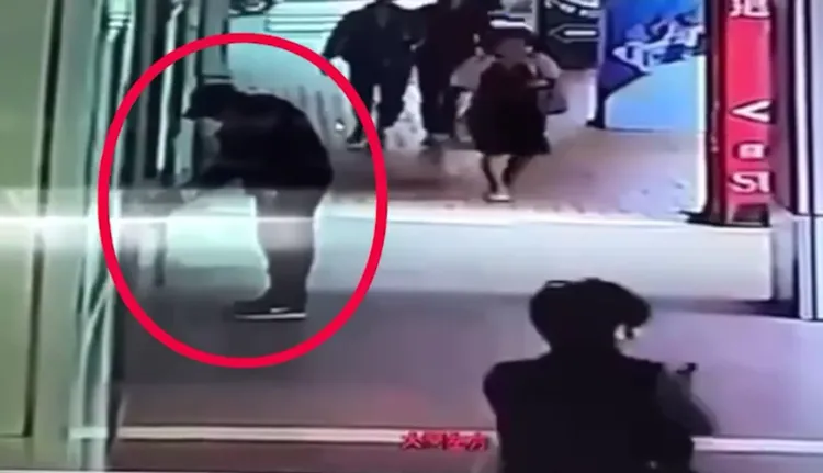 陳男連大樓消防栓上的送水金屬蓋都偷。翻攝畫面