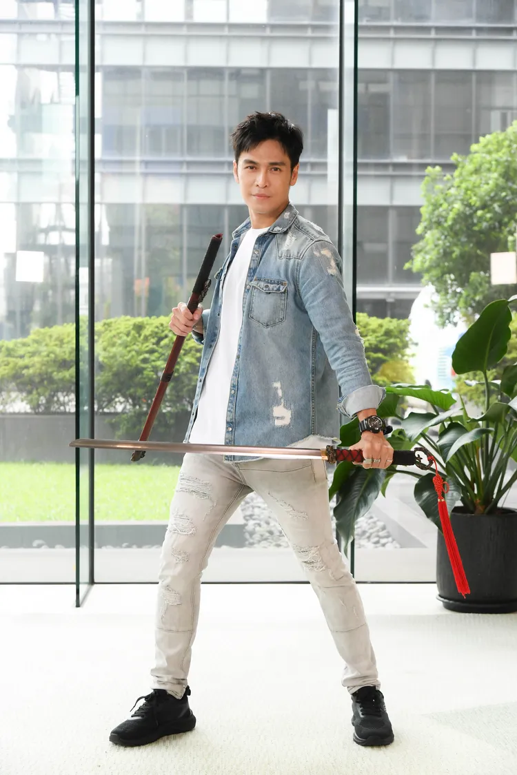 Gino劇中白天在生命紀念館企業當業務，下班後在宮廟服務，是太子爺的乩身。三立提供