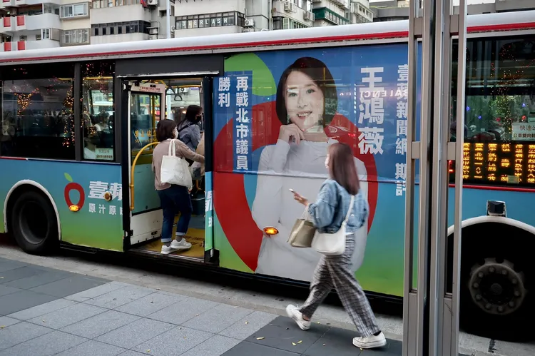 預祝王鴻薇再戰議員成功的912號廣告公車已上路。林林攝
