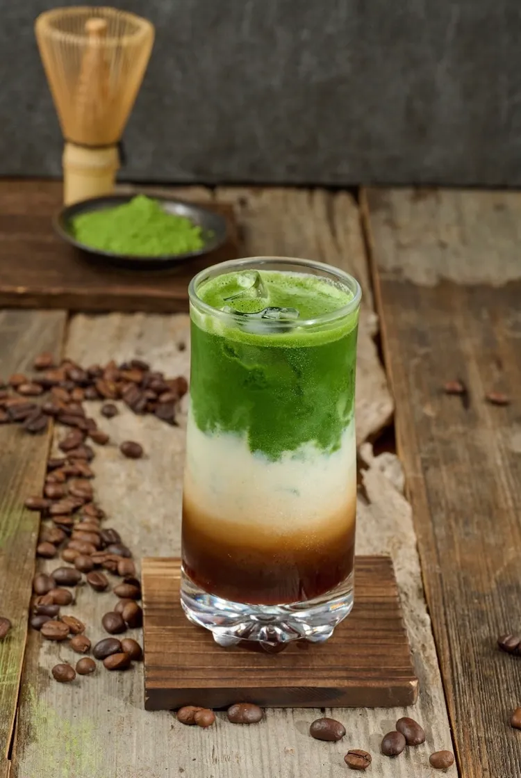 宇治抹茶咖啡拿鐵是將宇治抹茶、鮮奶、咖啡完美結合，有著豐富的層次。業者提供