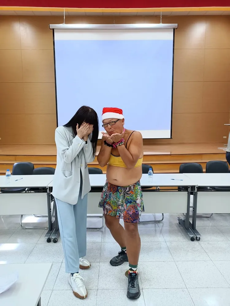 「顏色不分藍綠支持性專區顏色田慎節」一見他運動內衣打扮，羞的用手摀臉。當事人提供