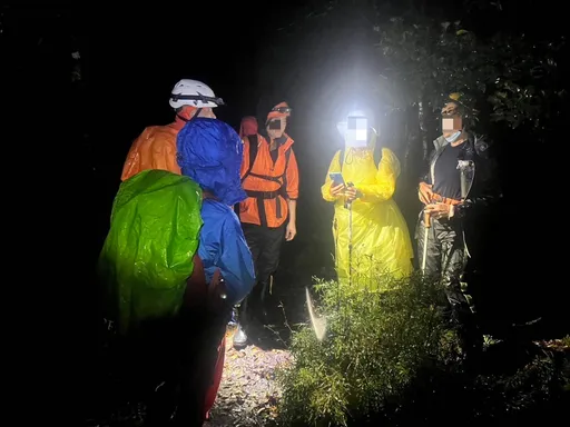 男子独攀北插天山体力透支 警消动员搜救7小时护送下山