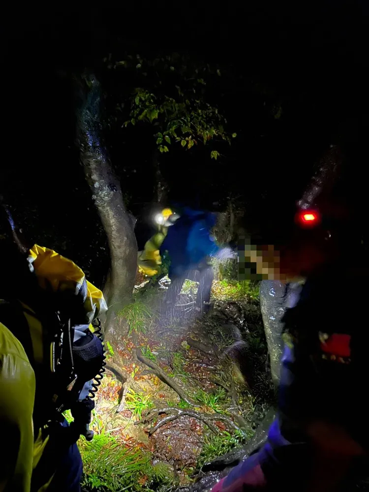 警消摸黑上山救援。大溪警分局提供