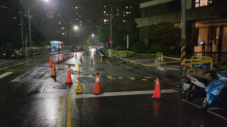 下陷地點已經封鎖並擺上交通錐。黃仲瑜攝