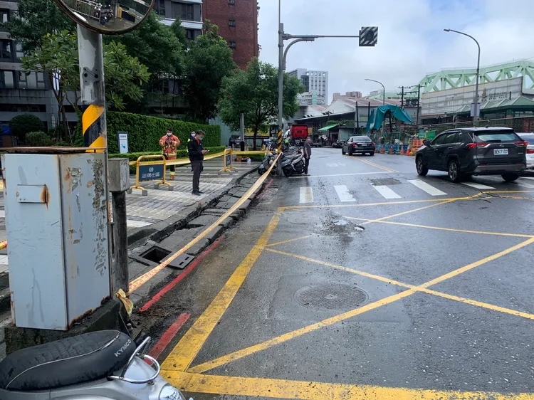 現場白天下陷狀況。翻攝畫面