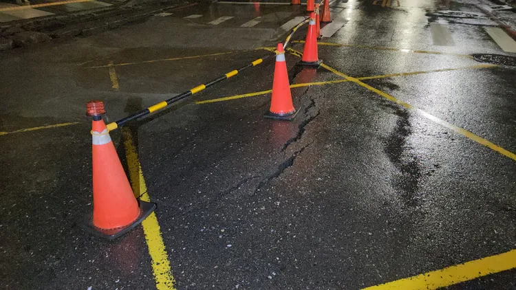 下陷路面都已經有裂痕。黃仲瑜攝