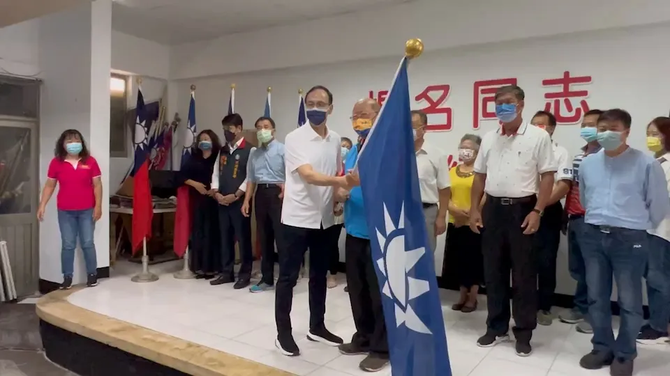 被檢警調查出胞弟及其友人涉嫌幫他買票的縣議員候選人,是現任澎議會國民黨團秘書長。翻攝畫面