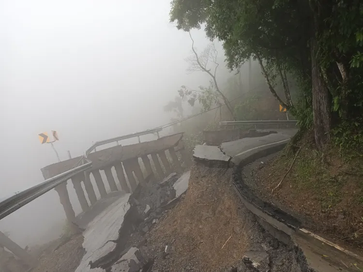 台7線81.2K路基流失嚴重。公路總局四區工程處提供